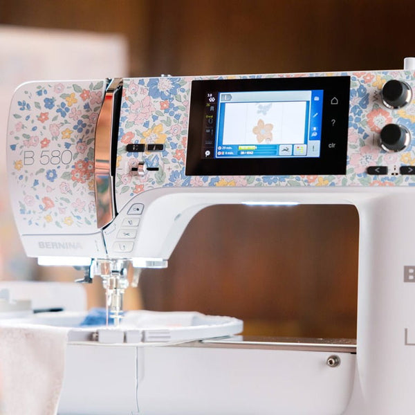 Bernina 580 LE inkl. broderimodul og trolly kan ses i butikken